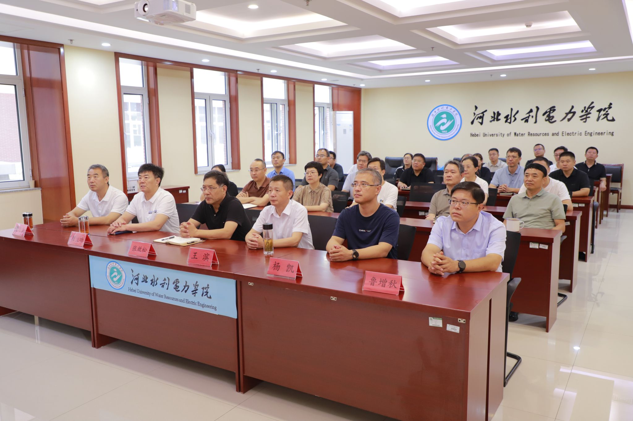 我校组织师生收看纪念中国人民抗日战争暨世界反法西斯战争胜利80周年大会