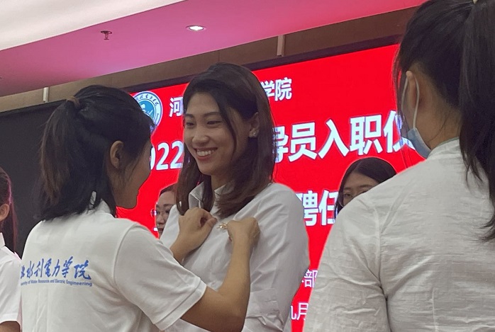 新入职辅导员与领导合影.jpg 新入职辅导员与领导合影.jpg