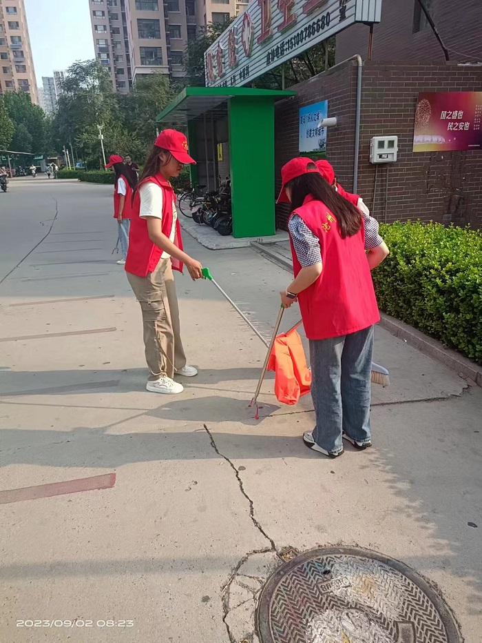 9月2日乐投·体育在凤凰城A区开展志愿服务活动 (3).jpg